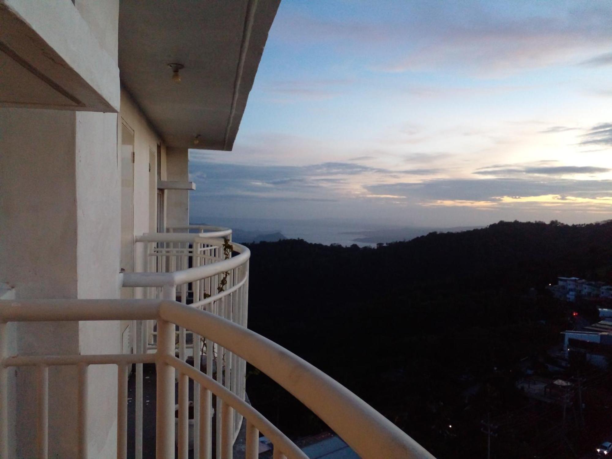 Condo With Free Swimming Pool & Viewing Deck Tagaytay City Стая снимка